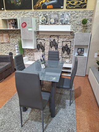 Mesa de cristal con 4 sillas