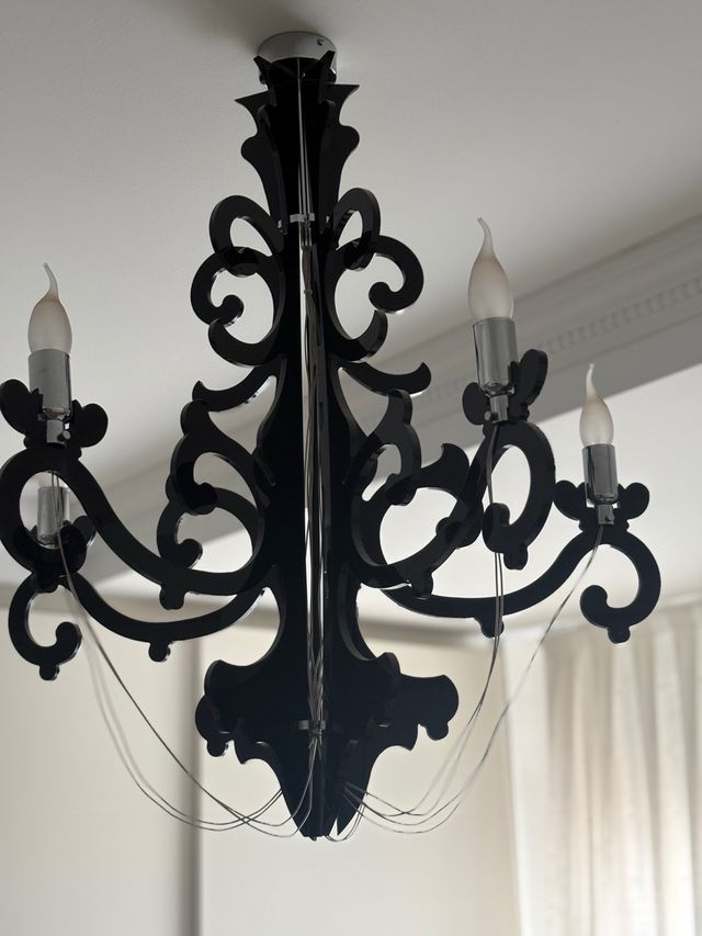 Lámpara de araña grande negra