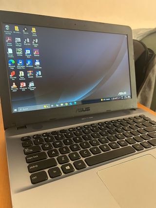 Notebook Asus X441B
con cargador 