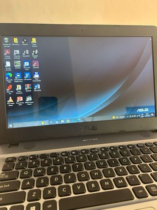 Notebook Asus X441B
con cargador 