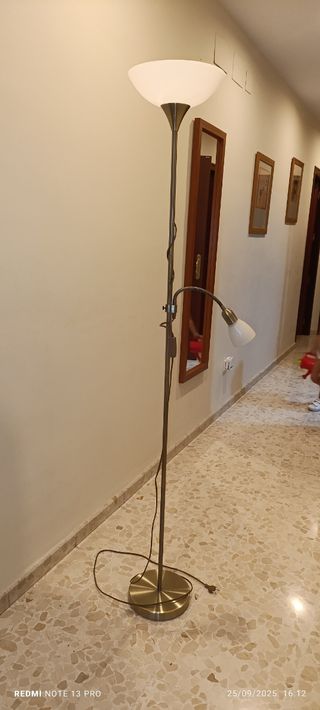 Lámpara de pie dorada y blanca