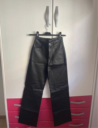 Pantalón de cuero negro