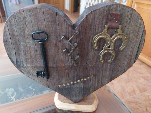 Corazón madera vintage con llave y herraduras