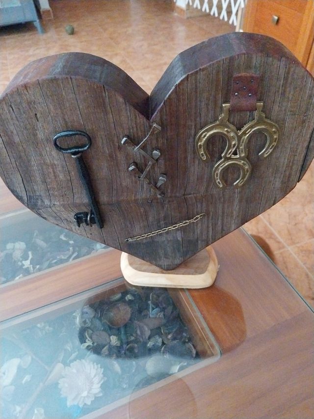 Corazón madera vintage con llave y herraduras
