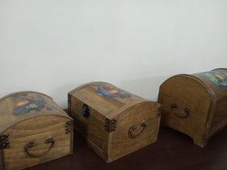 Baúles de madera decorados con frutas