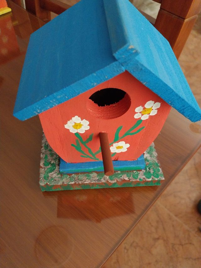 Casa de pájaros pintada a mano