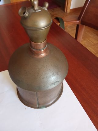 Pieza de bronce antigua hecha a mano