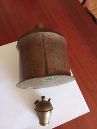 Pieza de bronce antigua hecha a mano