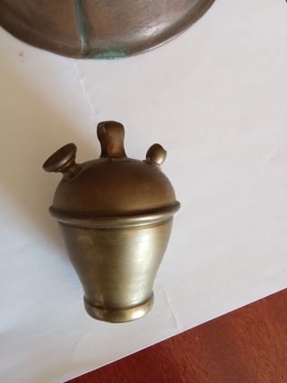 Pieza de bronce antigua hecha a mano
