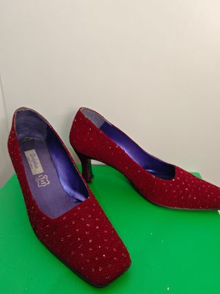 Zapatos de salón granates con pedrería