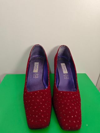 Zapatos de salón granates con pedrería