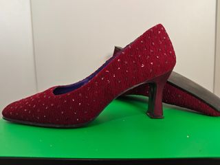 Zapatos de salón granates con pedrería