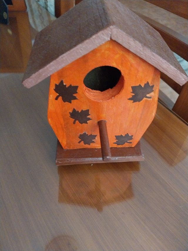 Casita de madera decorada con hojas