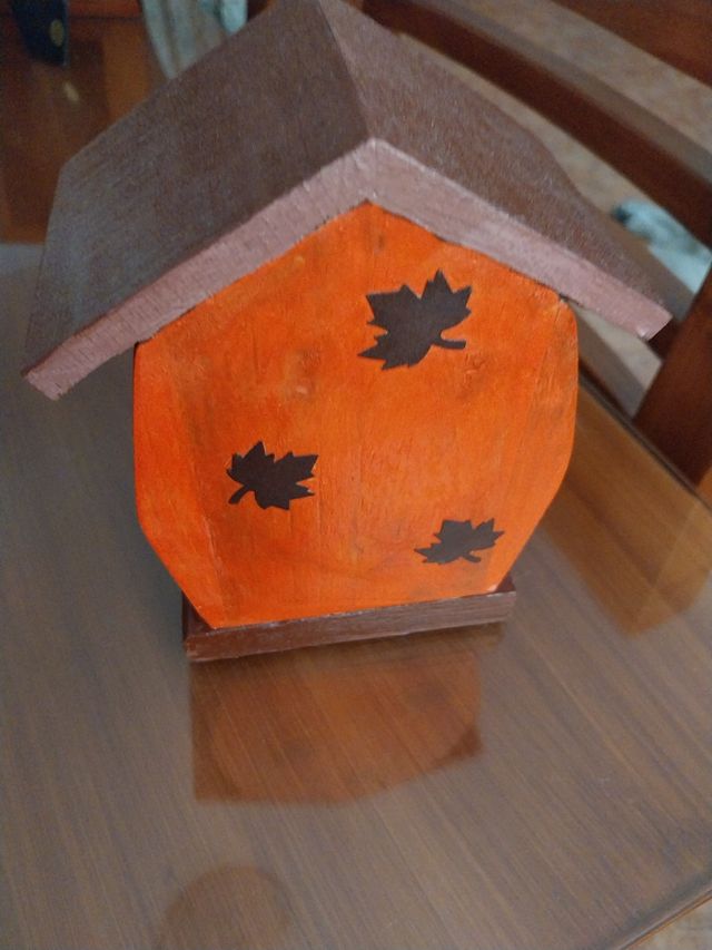 Casita de madera decorada con hojas