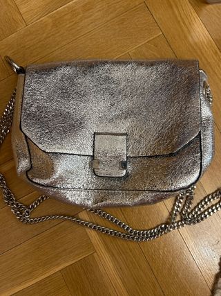 Bolso plateado con cadena