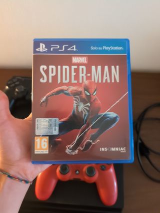 PS4 Pro con gioco Spider-Man e controller