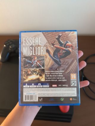 PS4 Pro con gioco Spider-Man e controller