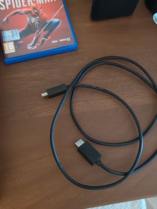 PS4 Pro con gioco Spider-Man e controller