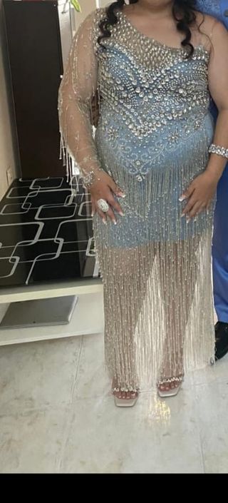 Vestido de fiesta en lleno de pedrería.