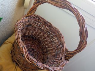 Cesta de mimbre artesanal con asa. Resistente.