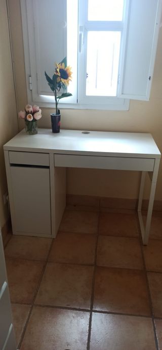 Escritorio blanco dos cajones y puerta con baldas