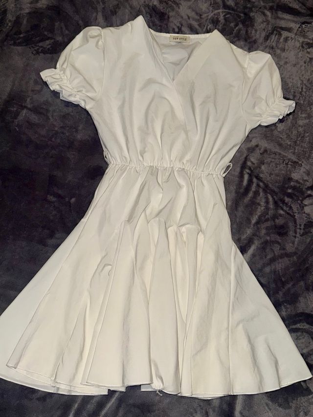 Vestitino bianco con maniche a sbuffo