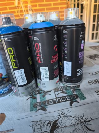 Sprays de pintura y barniz acrílico ,5€ casa bote