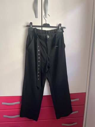Pantalones negros con cinturón