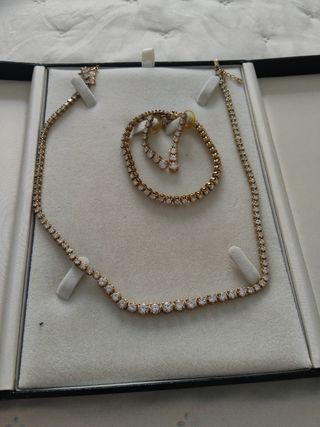 Conjunto de joyería: collar, pulsera y pendientes