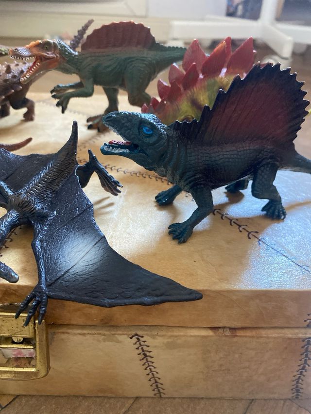 Caja con 13 dinosaurios de juguete