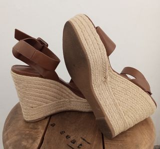 Sandalias cuña Mango marrones