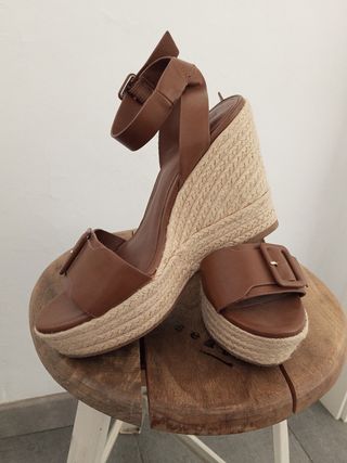 Sandalias cuña Mango marrones