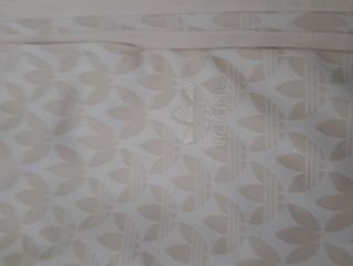 Pantalón chándal Adidas beige estampado