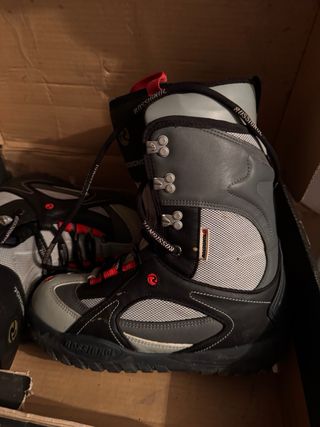 Botas Snowboard Rossignol y tabla con fijaciones.