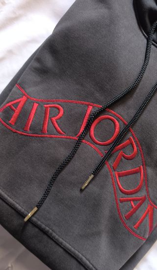 SUDADERA AIR JORDAN NEGRO ROJO TALLA M (178CMS)