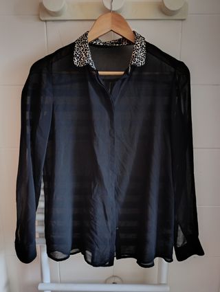 Camisa negra con cuello estampado
