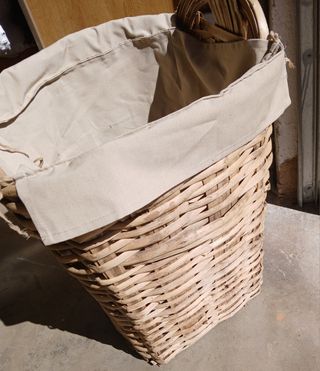 Cesta antigua gigante mimbre con funda tela