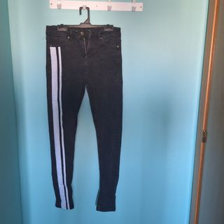 Pantalones vaqueros negros con raya lateral