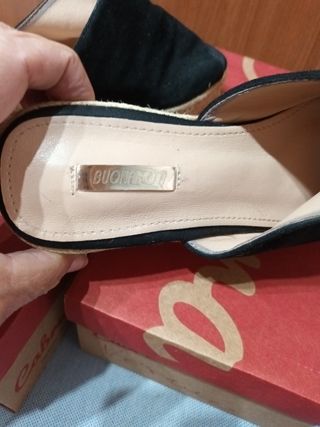 Lote de dos pares de zapatos planos negros.