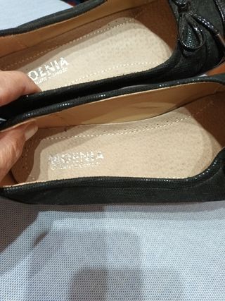 Lote de dos pares de zapatos planos negros.