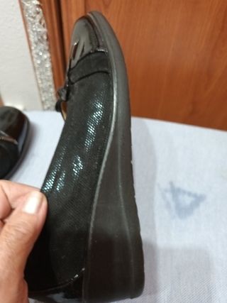 Lote de dos pares de zapatos planos negros.