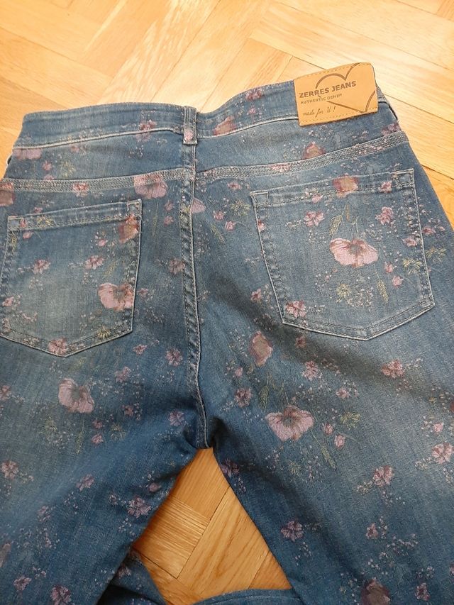 Pantalón vaquero estampado floral