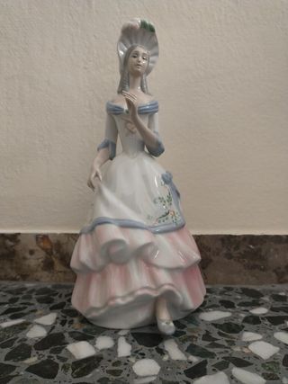 Figura dama de porcelana Tengra