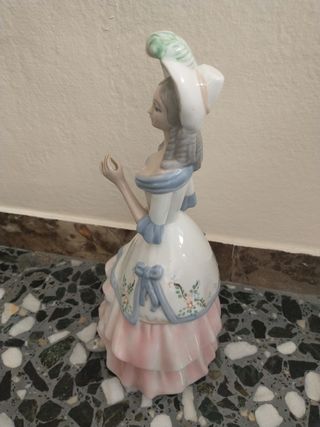 Figura dama de porcelana Tengra