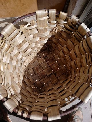 Cesta tejida de mimbre y madera