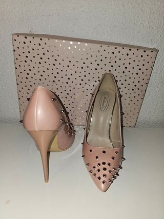 Zapatos Mulanka rosa con tachuelas doradas