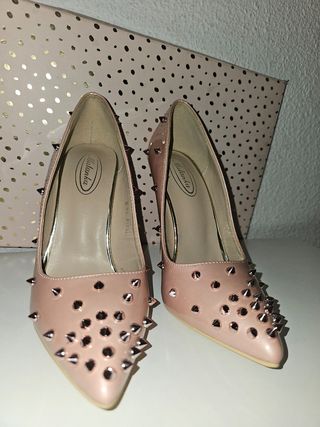 Zapatos Mulanka rosa con tachuelas doradas