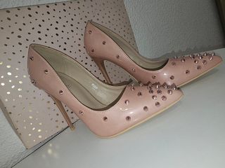 Zapatos Mulanka rosa con tachuelas doradas