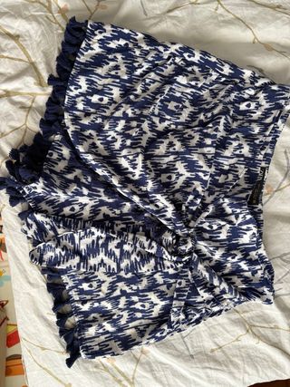 Pantalón Zara estampado azul y blanco