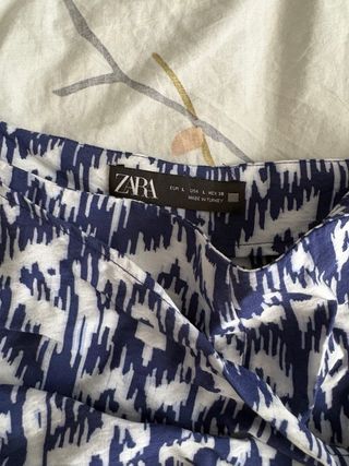 Pantalón Zara estampado azul y blanco